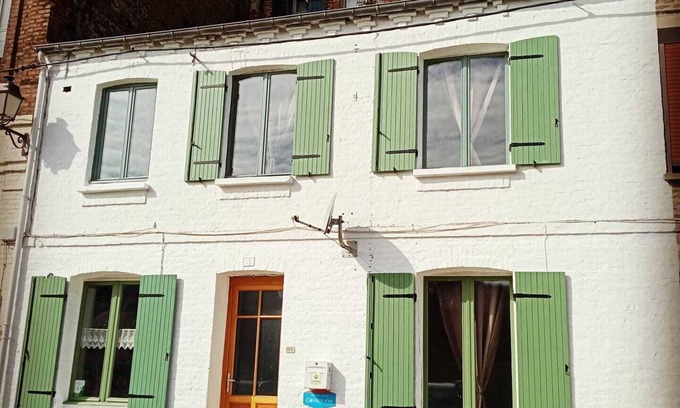 Saint-Valery-sur-Somme House | Enchanting Stay at the Foot of the Ramparts: Oceanfront Bliss