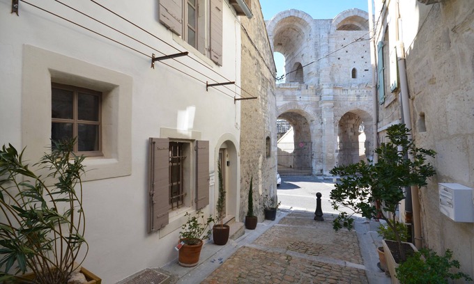 Arles City Centre House | Renovated Townhouse by Arles Bullring with Breakfast & More