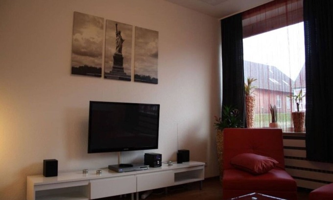 Mittelnkirchen Apartment | Relax at the Gates of Hamburg: Pool and Ocean View Awaits