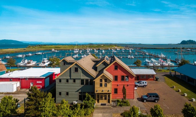 Ilwaco Hotel | Experience Elegance at At The Helm Hotel - 5 Star Retreat