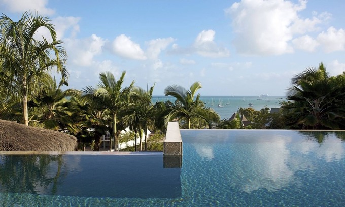 Airlie Beach Hotel | Serene Ocean View at Water's Edge Resort with Pool & Spa