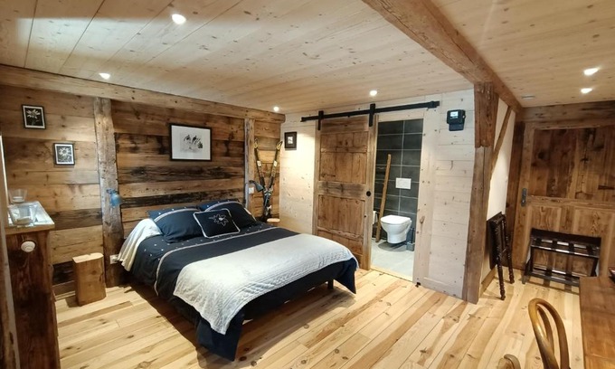 Vacheresse House | Oceanfront Atelier des Sapins Blancs with Hot Tub & Breakfast