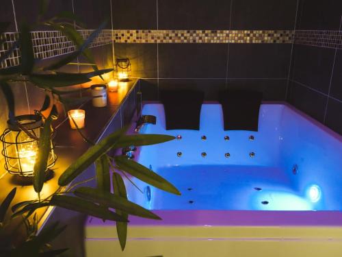 Bergues Bed & Breakfast | Indulge at Atelier du Chill - Bergues with Spa & Hot Tub