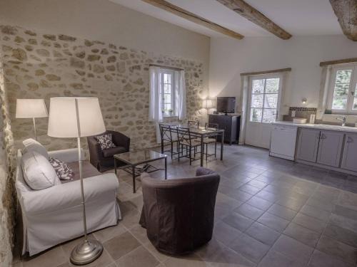 Colonzelle Apartment | Atelier: Pet-Friendly Retreat with Pool and Family Comfort