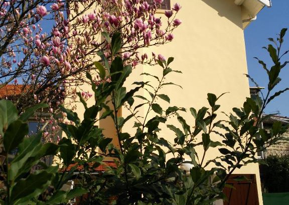 Bourgoin-Jallieu House | Atelier Liberation: Family-Friendly Retreat with Great Reviews