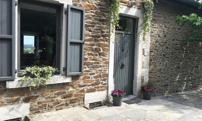 Wanze House | Atelier n°5: Pet-Friendly Stay with Breakfast & Kitchen