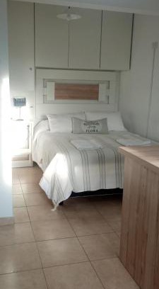 Chivilcoy Apartment | Cozy Monoambiente Atenea B with Breakfast for Families