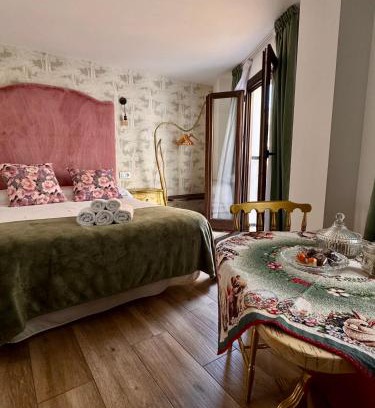 Old Town House | Inviting ATENEO CUENCA: Rooms with Kitchen & Breakfast