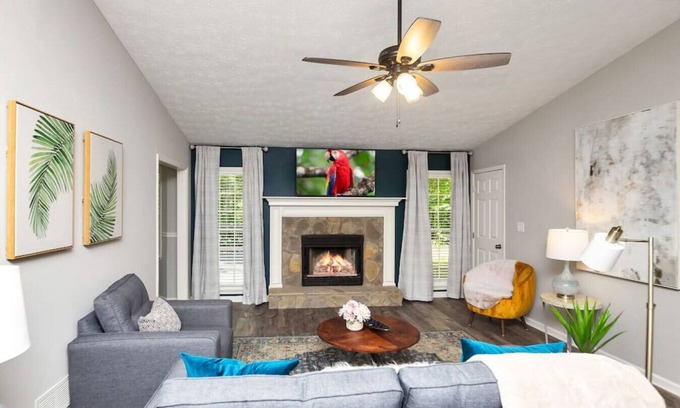 Dallas House | Pet-Friendly 3BR Retreat in Dallas with Breakfast Included