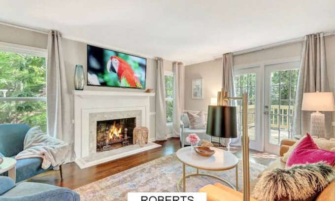 Dunwoody House | Pet-Friendly Retreat for 6 with Kitchen & Breakfast Included