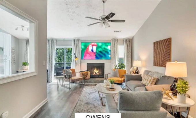 Kennesaw House | Pet-Friendly Stay for 6 with Breakfast and Kitchen Access
