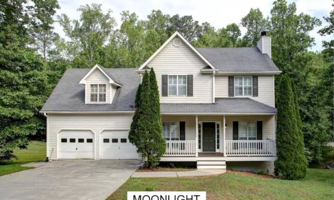 Acworth House | Moonlight Retreat: Pet-Friendly Stay for 6, Rated 10/10