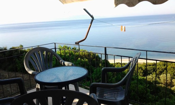 Kastrosikia Apartment | Oceanfront Athanasios Tsoumas Apartments with Breakfast Included