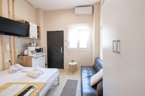 Drama Apartment | Cozy Athanias Studio: Pet & Child Friendly Retreat