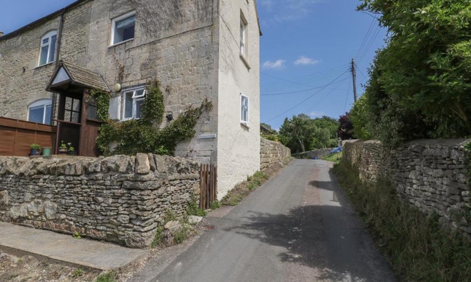 Inchbrook House | Charming Athelstan Cottage: Pet-Friendly 4-Star Stay