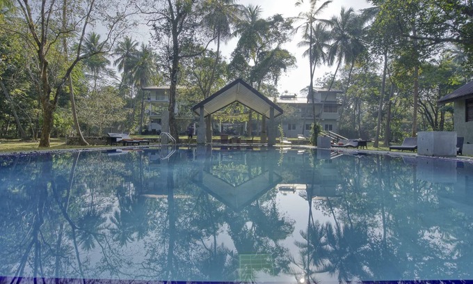 Dambulla Hotel | Discover Athena Lake Boutique: Family-Friendly Retreat