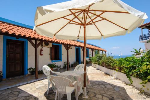 Karlovassi Apartment | Discover Athina Studios: Pet-Friendly Retreat with Top Ratings
