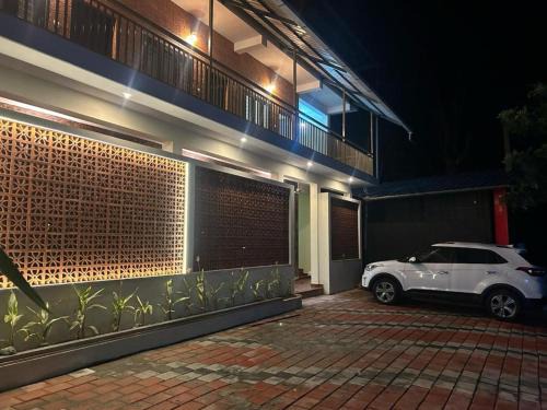Irinjalakuda Hotel | Family-Friendly Athirappilly Inn Rooms & Suites for Your Stay