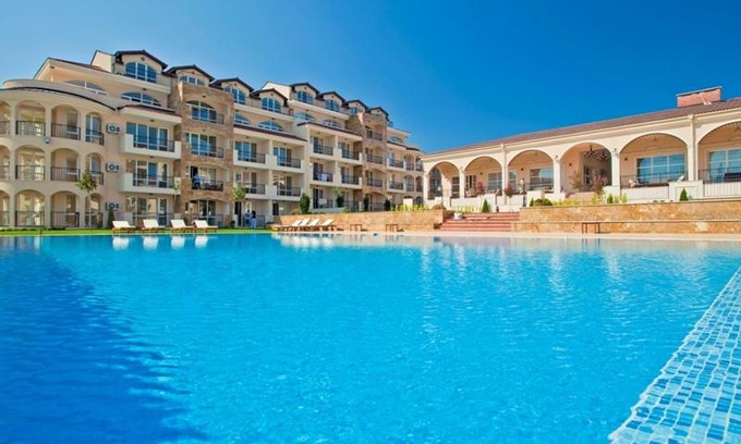 Chernomorets Apartment | Discover Atia Resort: Oceanfront Retreat with Pool & Beach
