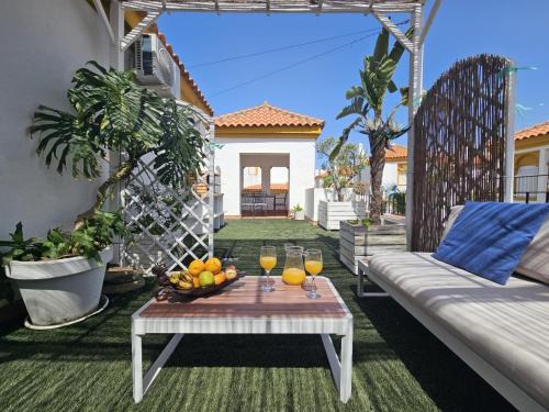 Zahara de los Atunes Apartment | Stunning Atico with Terrace and BBQ in Zahara, Pet Friendly