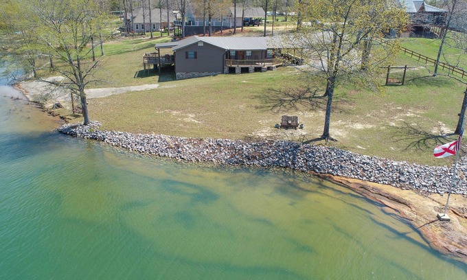 Arley House | Atkins Point: Perfect Lakeside Retreat with Boat Launch