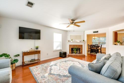Austell House | Family-Friendly Home Near Six Flags with Private Yard