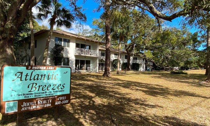 Jekyll Island Apartment | Atlantic Breeze #5: Family-Friendly Retreat with Pool