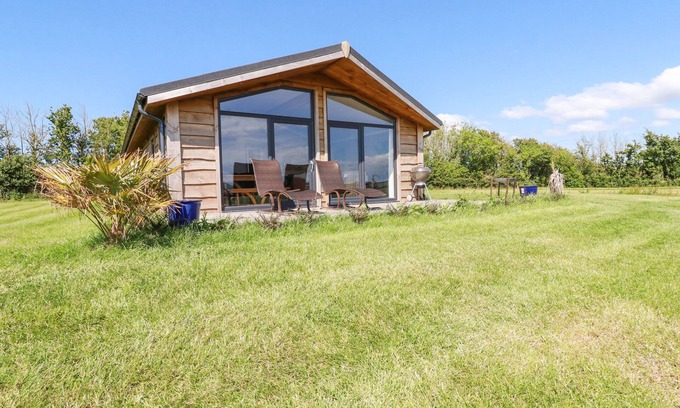 Bude Cottage | Family-Friendly Atlantic Lodge with Garden in Bude