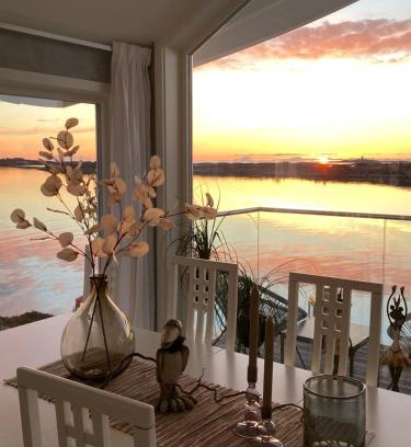 Gjengstoa Apartment | Atlantic Panorama: Pet-Friendly Retreat with Hot Tub