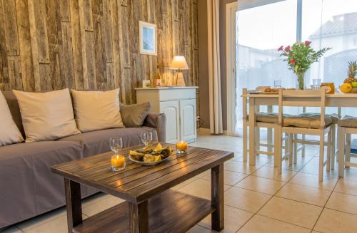 Jonzac House | Oceanfront Atlantic Residence: Family-Friendly Stay Awaits