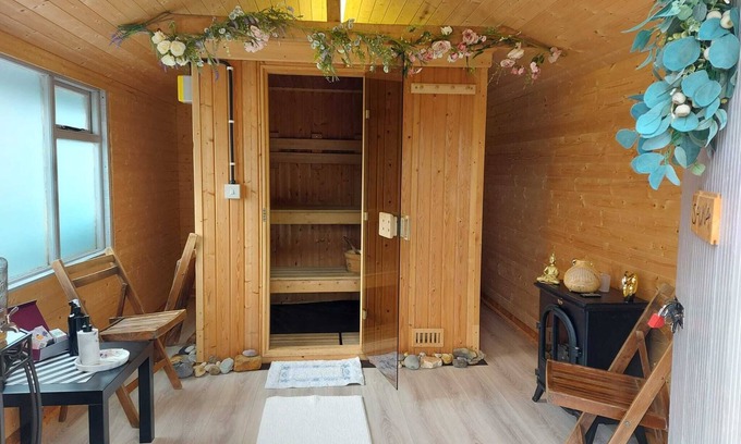Dungloe House | Atlantic Way Retreat with Private deck & Hot Tub