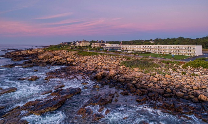 Gloucester Hotel | Atlantis Oceanfront Inn: Family-Friendly Getaway with Pool
