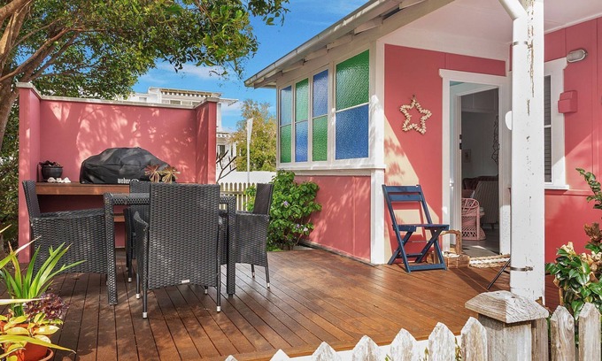 Currarong Hotel | Atlantis: Retro Beachside Retreat for Couples and Pets