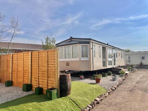 Glasgow Apartment | Family-Friendly Atlas 2 Bedroom Caravan in Glasgow