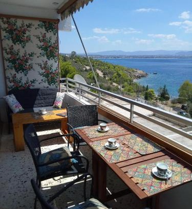 Loutraki-Agioi Theodoroi Apartment | Beachfront Atlas Apartment with Sea View and Pet-Friendly Perks