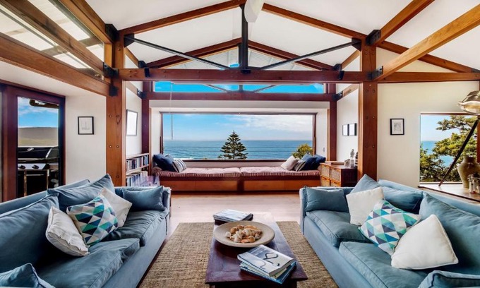 Killcare House | Atlas Beach House: Guest Rated 10/10 with Ocean Views