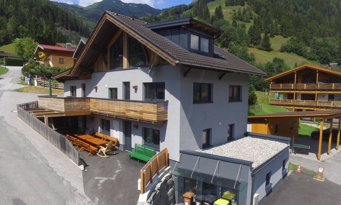 Rauris House | Cozy Ski-In/Ski-Out Retreat with Scenic Terrace & Breakfast