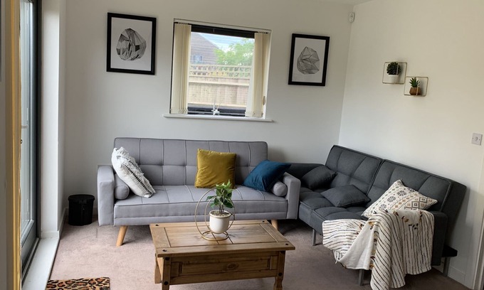 Thames House | Budget-Friendly Haven: Private Double Room Near London