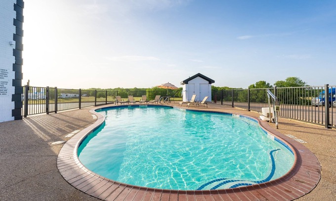 McGregor Hotel | Comfortable Stay at Atria Hotel and RV McGregor with Pool