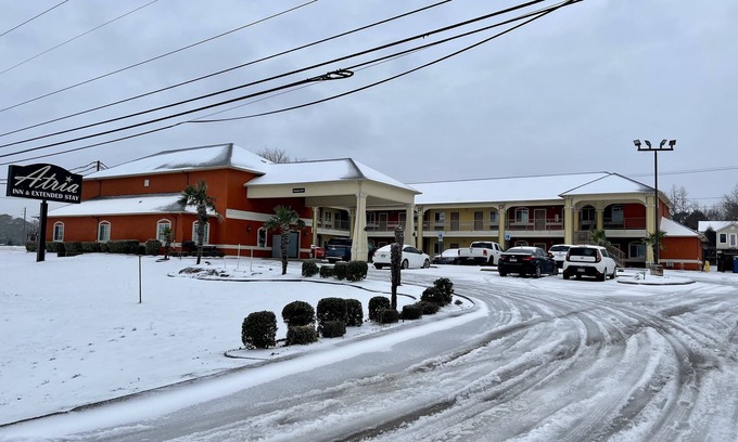 Little Rock Hotel | Cozy Atria Inn and Suites with Kitchen & Breakfast Included