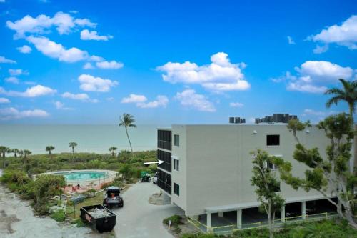Sanibel House | Discover Atrium #201: Family-Friendly Retreat with Pool