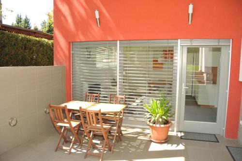 Siska District Apartment | Family-Friendly Atrium Flat in the Villa - Rated 9/10