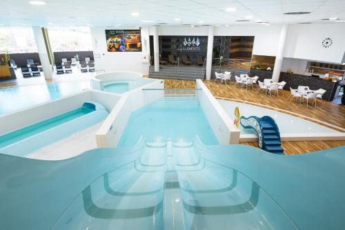 Novy Smokovec Hotel | Family-Friendly Atrium Hotel with Oceanfront Pool & Spa