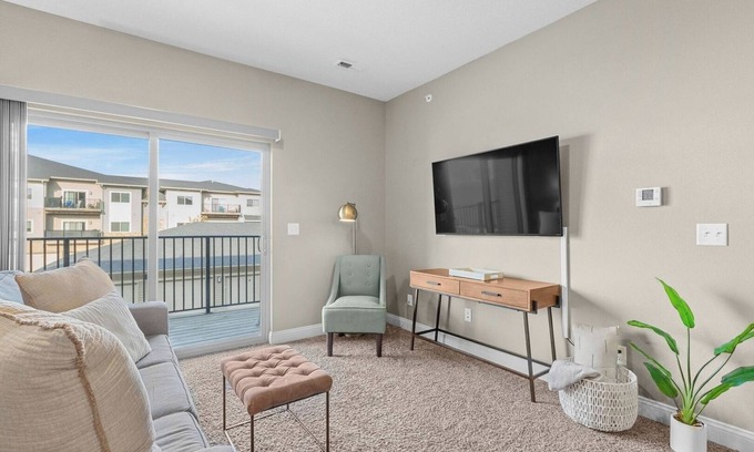 West Des Moines Apartment | Inviting Malee 2BD/2BA with Pool Near Jordan Creek