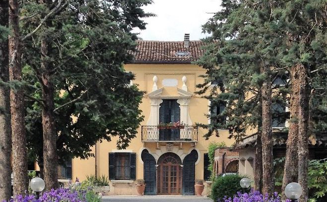 Ovest Apartment | Kid-Friendly Attico con Terrazza at Villa Marianna Rated 9/10