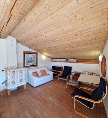 Baselga di Pine Apartment | Cozy Attico in Centro: Ocean View & Pet Friendly Stay