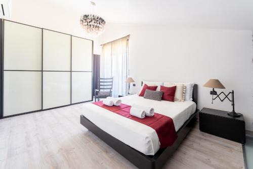 Ovest Apartment | Oceanfront Escape at Attico Mirage: Family-Friendly Retreat
