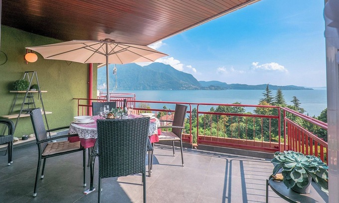 Susello Apartment | Captivating 3½-Room Apartment with Pool and Lake View