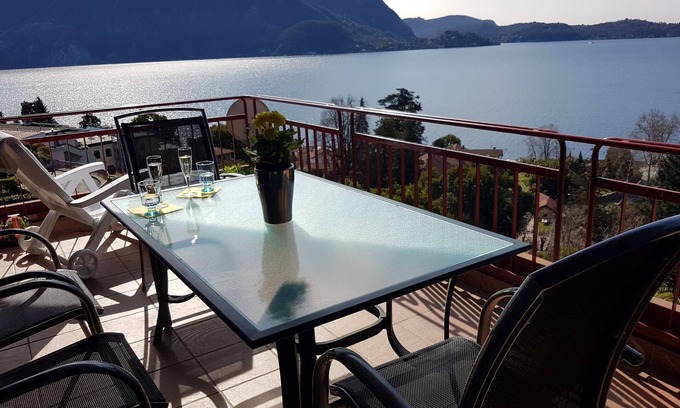 Susello Apartment | Inviting 3½ Room Apartment with Pool and Breathtaking Lake View
