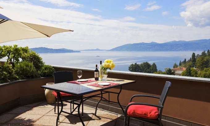 Susello Apartment | Inviting 3½-Room Apartment with Pool and Scenic Lake View